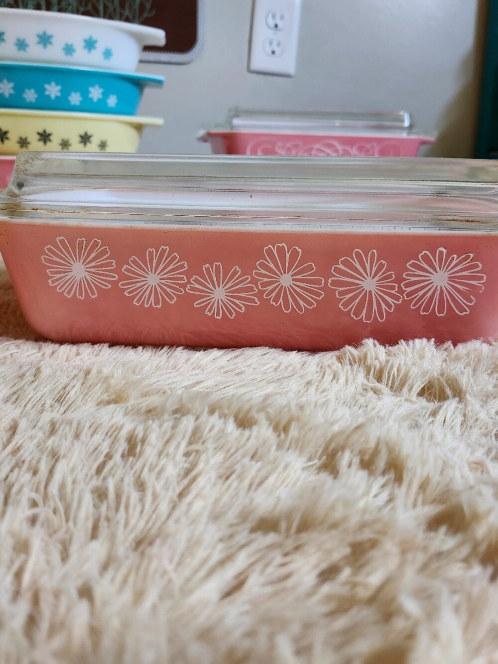 Pyrex pink daisy 575 with lid